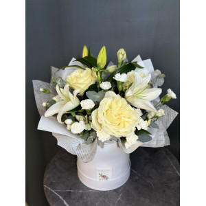 Букет из лилии и белой пионовидной розы