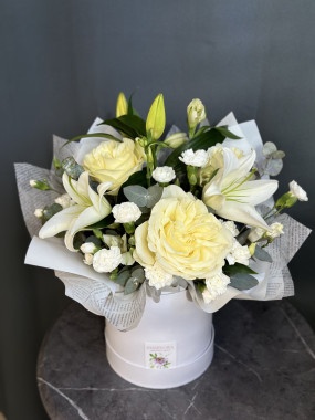 Букет из лилии и белой пионовидной розы